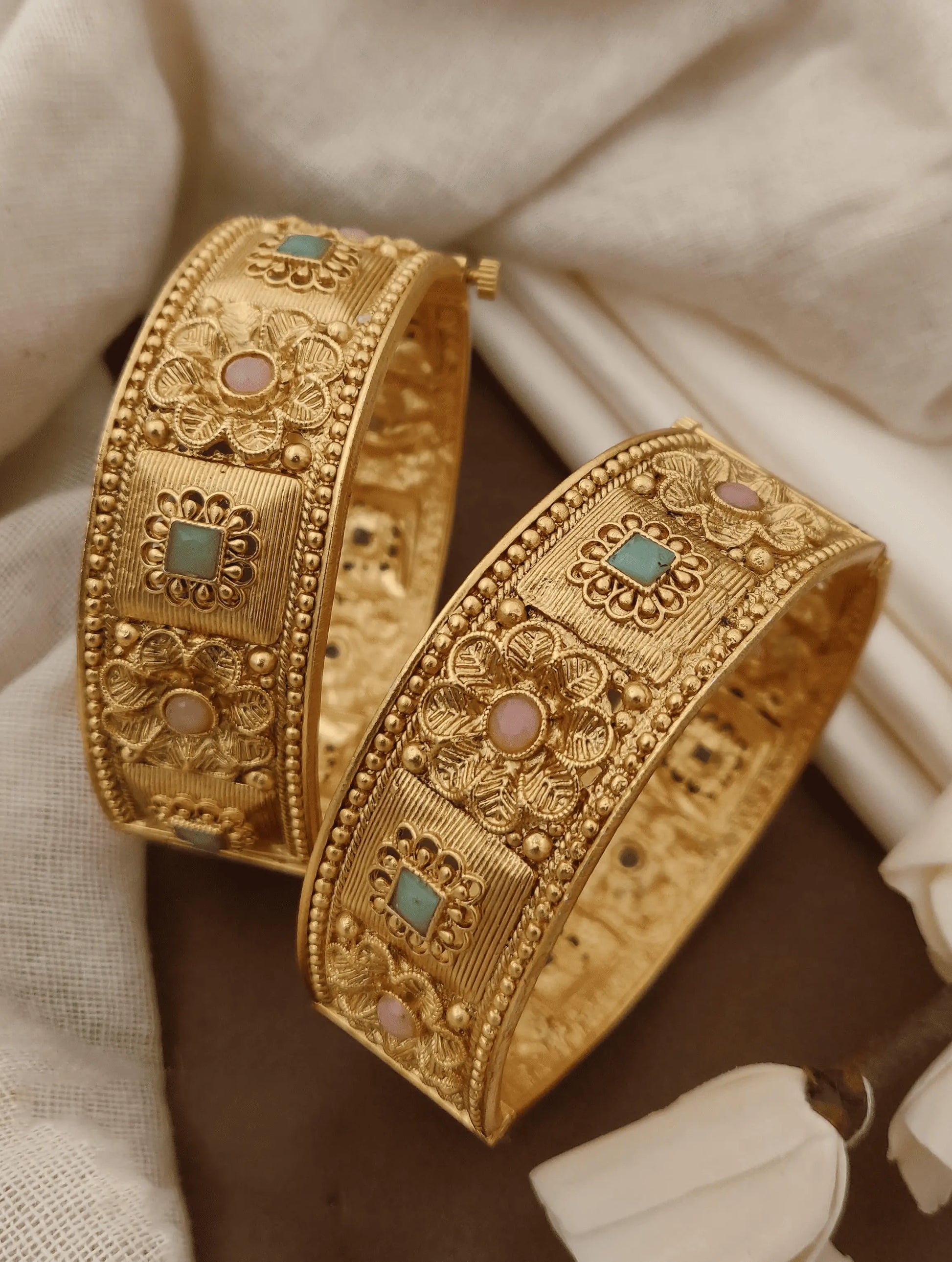 Traditional Antique Gold Patla Bangles